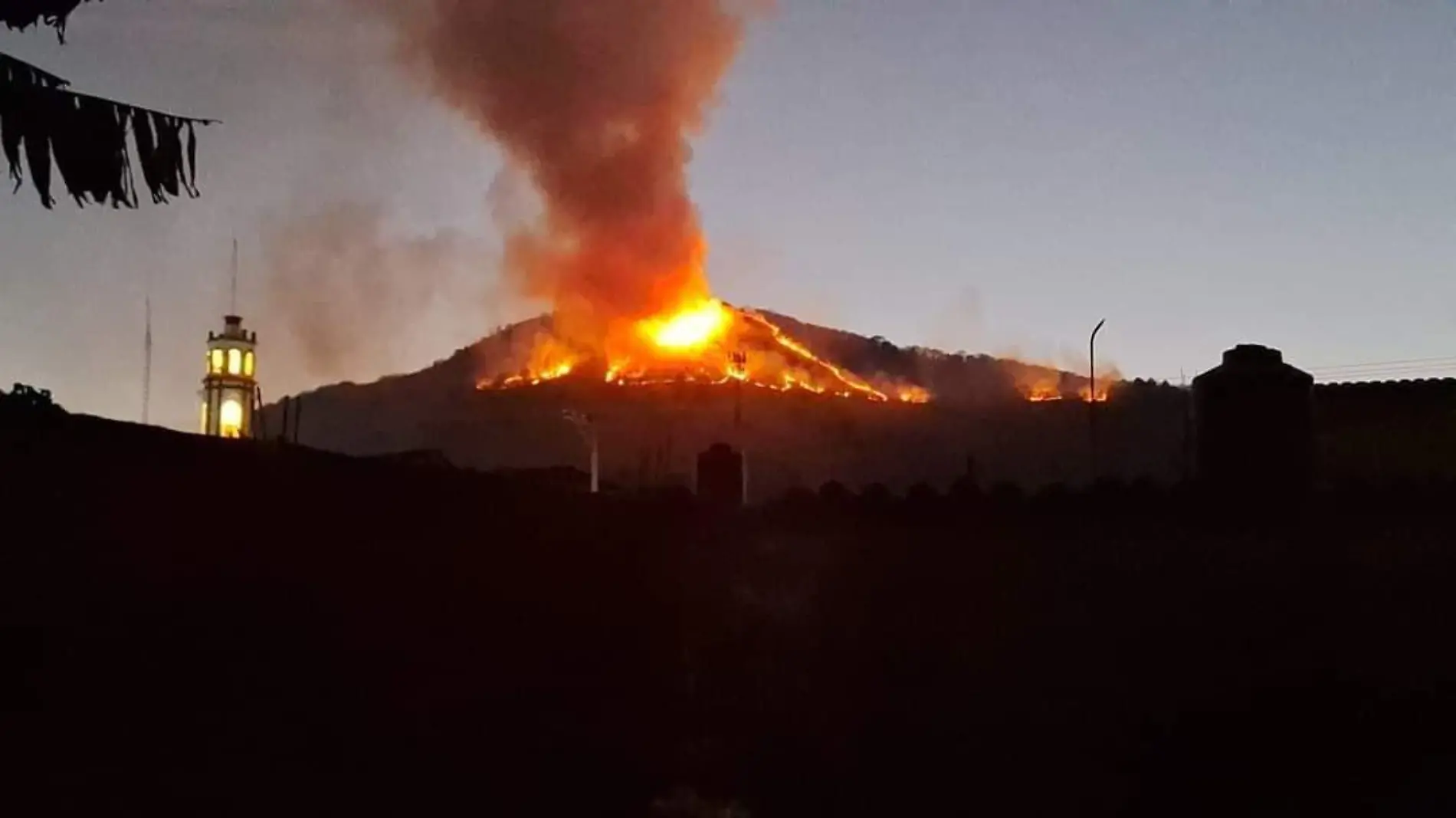 Incendio en el cerro de la Cruz en Acuitzio del Canje